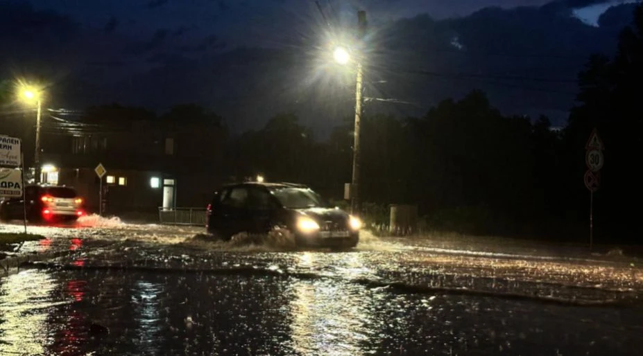 Небето се отвори над Хисаря и Карлово, всичко е под вода Снимки 