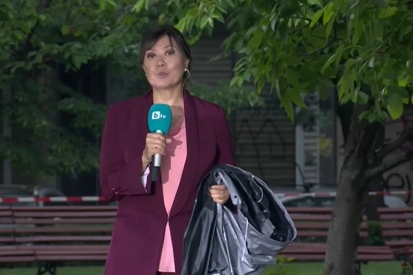 Дъжд, чадъри и импровизации: bTV влезе в историята с най-мокрия сутрешен блок навръх 24 май, снимки