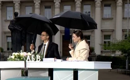 Дъжд, чадъри и импровизации: bTV влезе в историята с най-мокрия сутрешен блок навръх 24 май, снимки