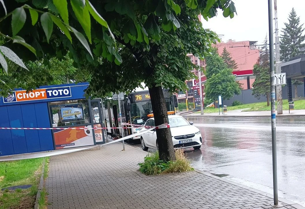 МВР пред БЛИЦ: Фатален инцидент в София, мъж почина на автобусна спирка