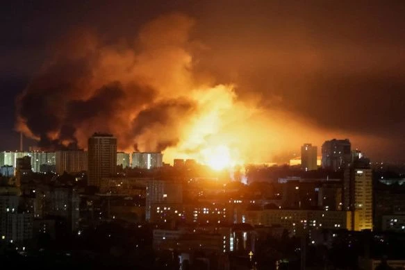 В Киев е страшно: Русия нанесе масирани удари с дронове и балистични ракети, снимки