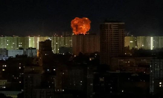 В Киев е страшно: Русия нанесе масирани удари с дронове и балистични ракети, снимки
