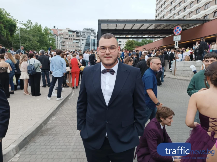 Абитуриент прикова погледите на пловдивчани, не е за вярване как цъфна на бала Снимки