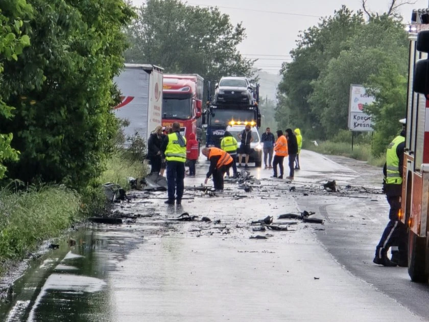 Ад край Кресна, 21-г. младеж се заби в ТИР и загина на място Снимки
