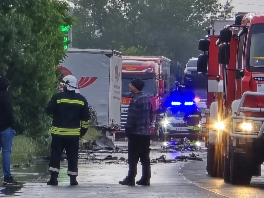 Ад край Кресна, 21-г. младеж се заби в ТИР и загина на място Снимки