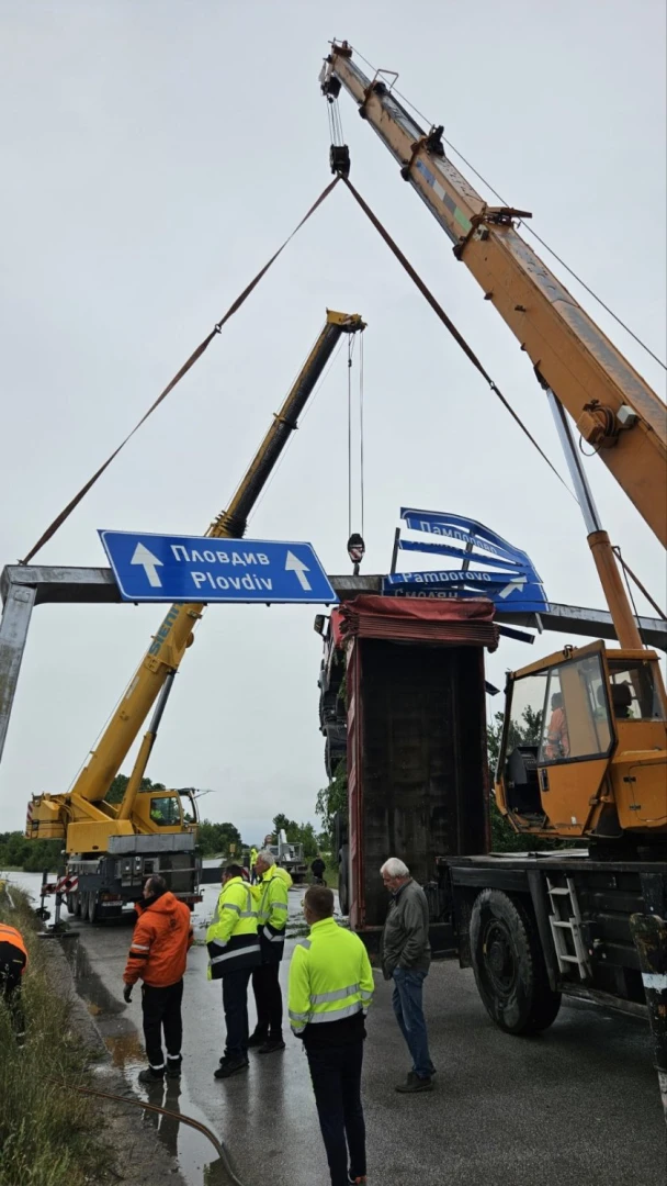 Първа версия за абсурдната катастрофа на АМ "Тракия" с камион, вирнал ремаркето си