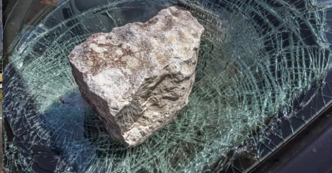 Скална маса падна върху кола на пътя между Мездра и Своге, има ранен