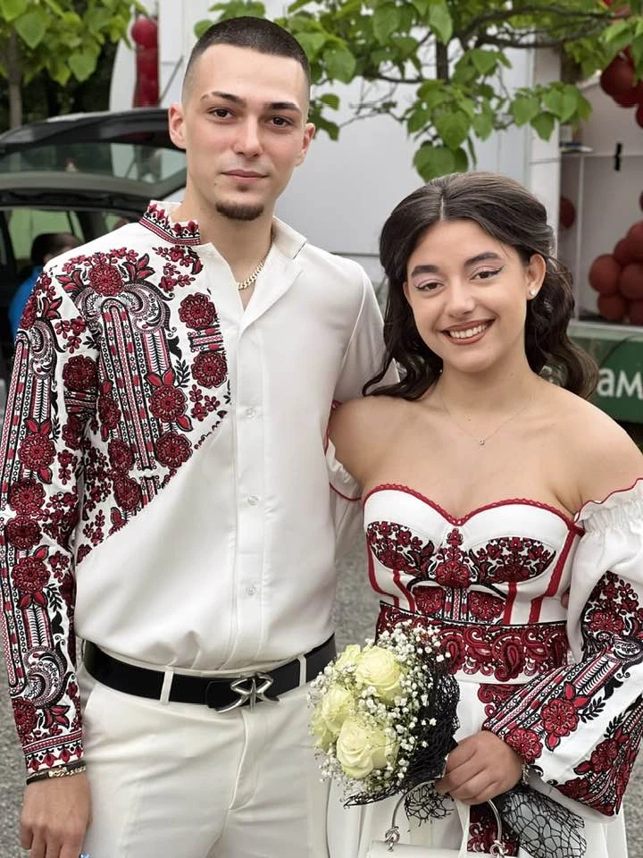 Не всичко е лъскав имидж! Тези абитуриенти умилиха цяла България