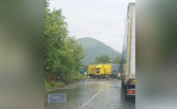 Потресаващо видео разкри колко хлъзгав е бил асфалтът при мелето с тир край Монтана