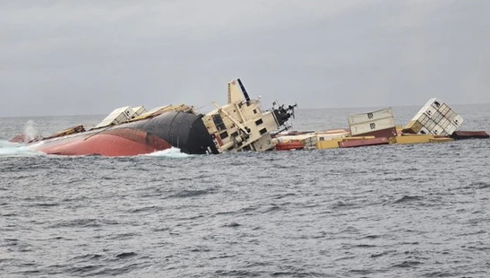 Драма в морето: Кораб потъна, има опасност от биокатастрофа, видео