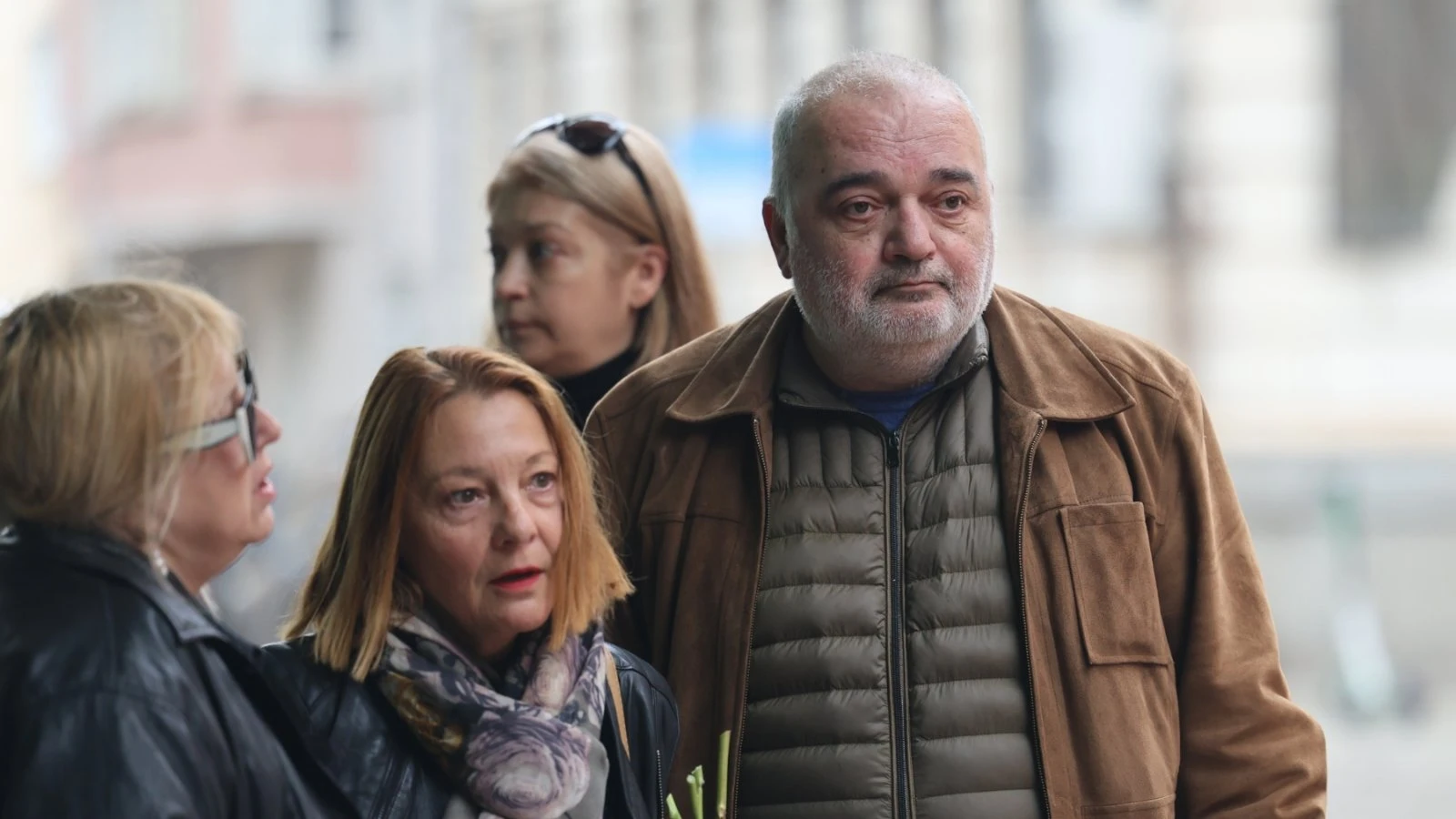 Стотици пристигнаха да се сбогуват с Асен Григоров, храмът е тесен за желаещите да се простят с него