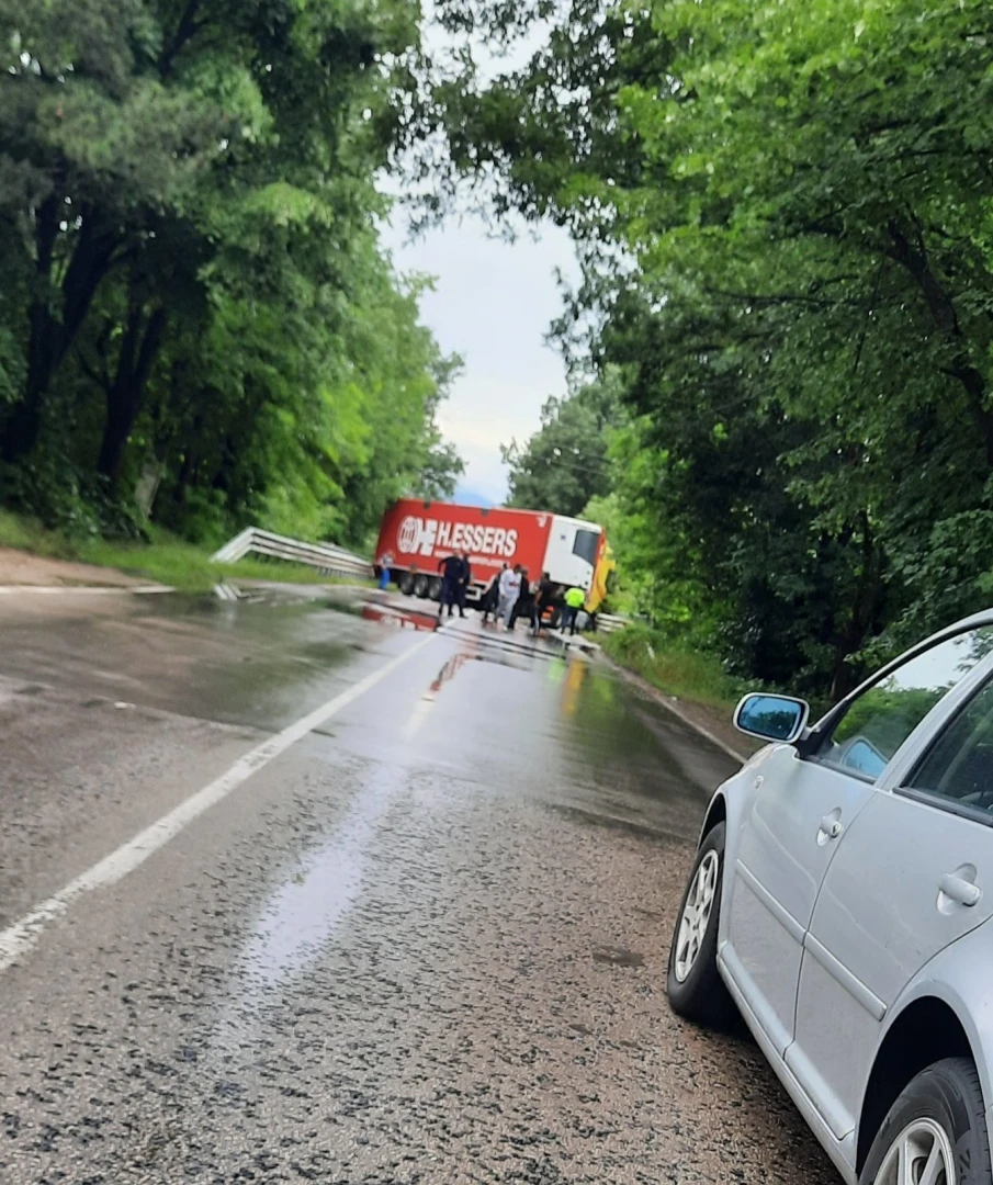 Няма край! Поредна катастрофа с ТИР, блокиран е възлов път