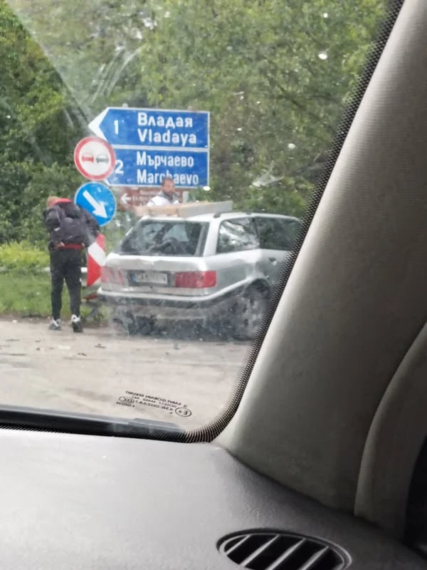 Сигнал до БЛИЦ: Автомеле в покрайнините на София, от едната кола изтича газ