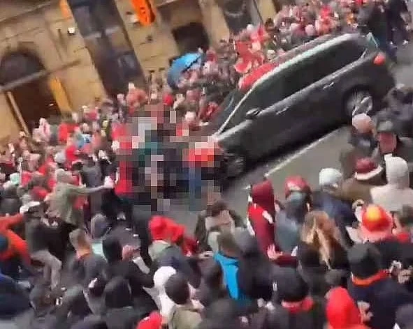 Кола се заби в пешеходци по време на парада на Ливърпул Видео 18+