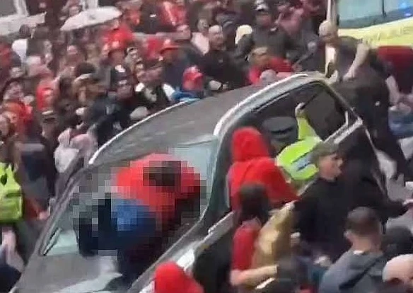 Кола се заби в пешеходци по време на парада на Ливърпул Видео 18+