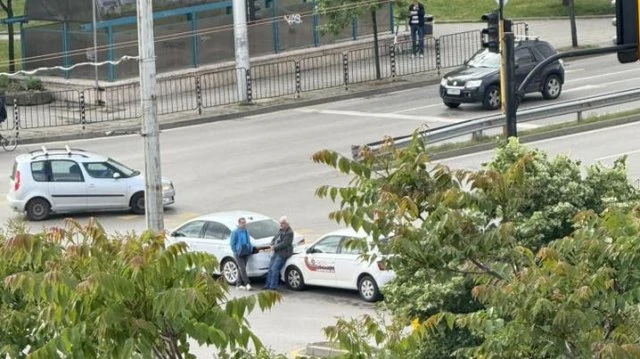 Полицейски патрул предизвика верижна катастрофа в София и избяга от мястото