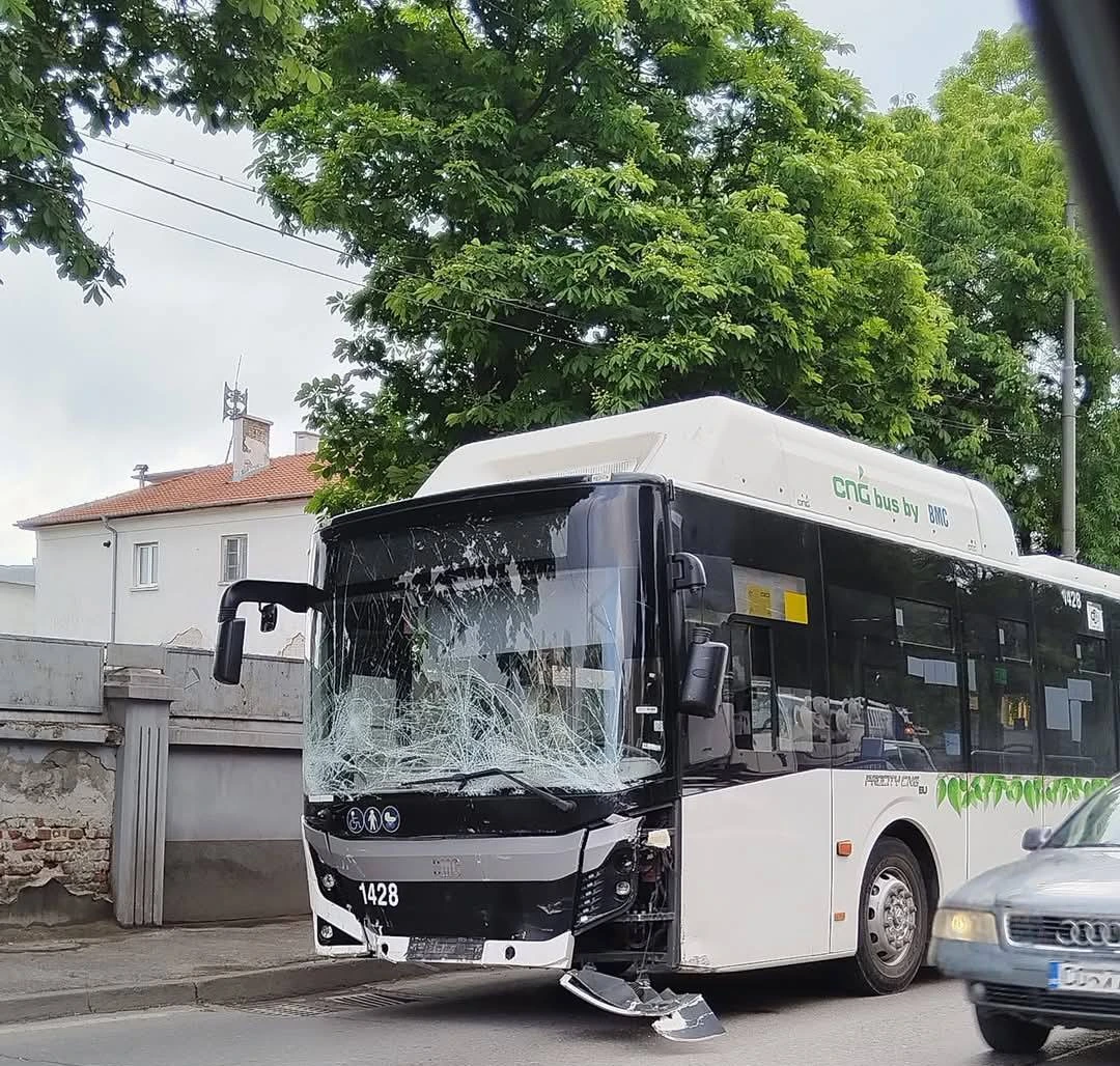 Меле с автобус на градския транспорт в София, има задръстване Видео 