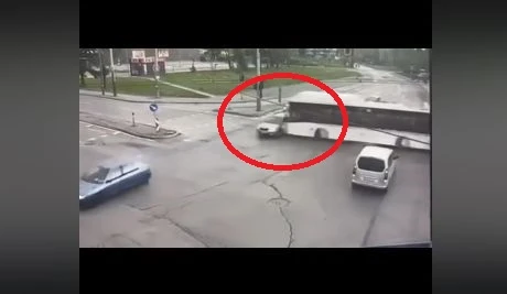 Извънредно! Има загинал в мелето с градски автобус в София!