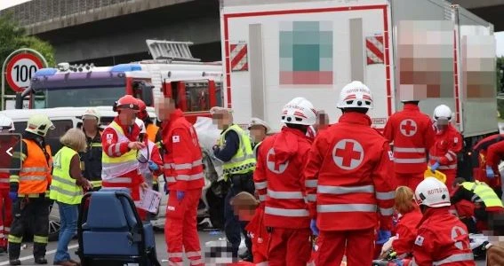 Микробус, пълен с българи, се вряза в камион в Австрия - има загинал и много ранени Снимки