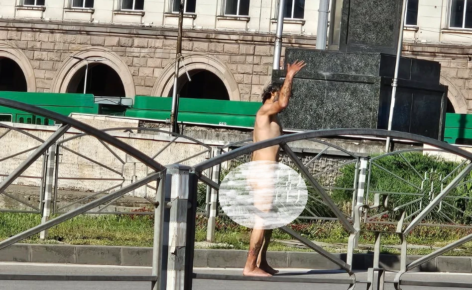Майко мила! Иво Никодимов щракна чисто гол мъж насред центъра на София Снимка 18+