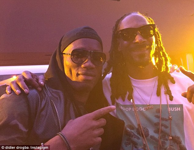 28EE01C800000578_3090784_Chelsea_striker_Didier_Drogba_left_catches_up_with_Snoop_Dogg_at_a_14_1432200723705.jpg