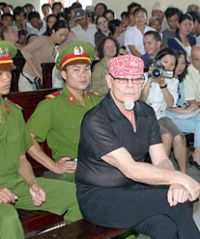 Гари Глитър отказа да се качи на самолета за Лондон