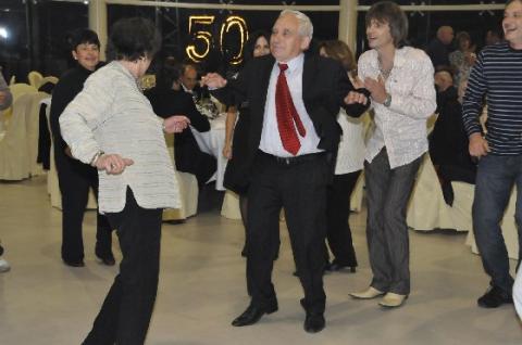 Желю Желев се вихри на дансинга 
