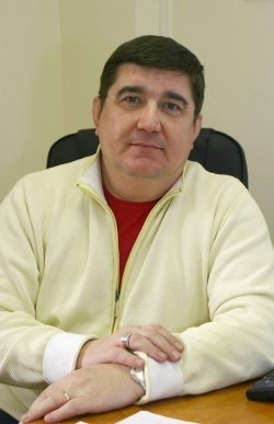 Огнян Стефанов дамгосван с белези V - като винкел 