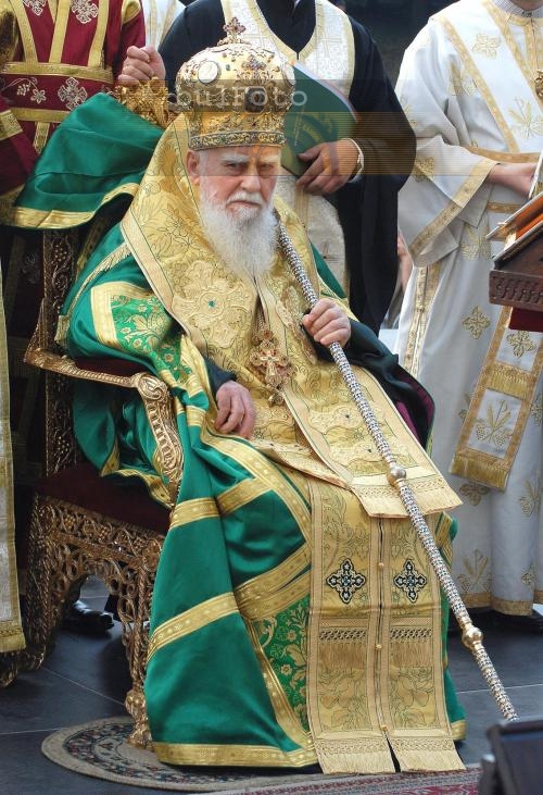 Даряват патриах Максим с бъклица