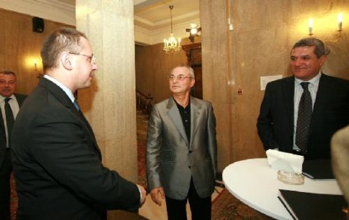 Увеличават пенсиите на 2 пъти, бюджетните заплати нарастват с 10%