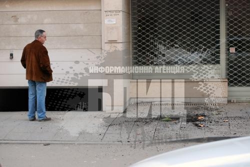 Жената на Кременлиев полудя, хвърля саксии през прозорците