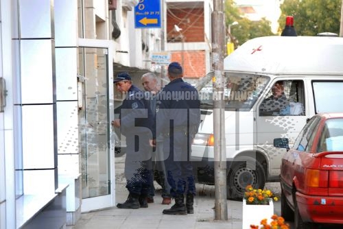 Жената на Кременлиев полудя, хвърля саксии през прозорците