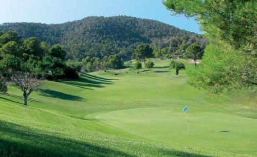 В Стралджа ще правят енергиен фотоволтаичен парк и голф-игрище