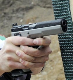 Собственик на магазин застреля двама крадци 