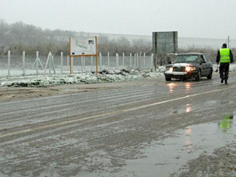 Пътните настилки са предимно сухи, на места има зеледяване 
