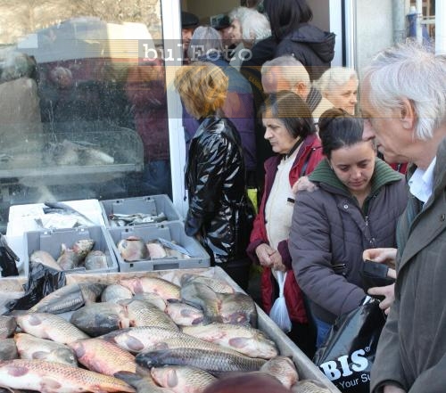 Опашки на пазарите за риба преди Никулден 