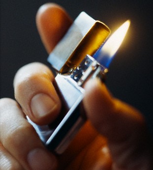 Не даваш огънче - газов пистолет в лицето 