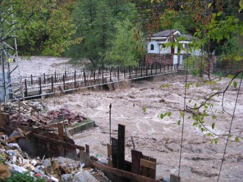 Укрепват с 368 бона коритото на река Вит