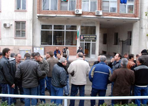 Полицаи и пожарникари пушиха пред управлението в Хасково 