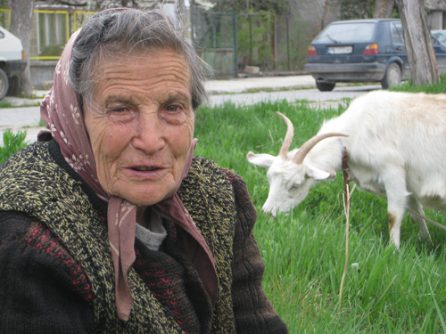 Две затворнички измамиха баба