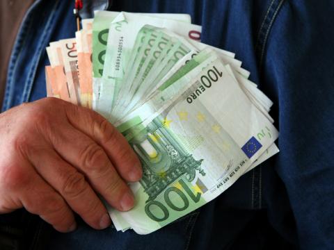 Еврото диша във врата на паунда