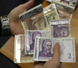 Апаши тарашат къщите за пари