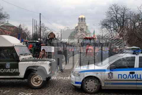 Полицията ще охранява земеделската техника до сутринта