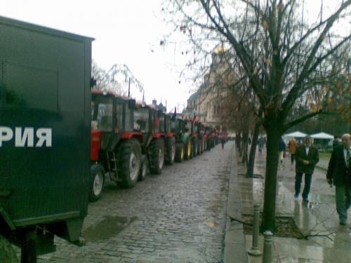 Дъждът разгони протестиращите, тракторите остават