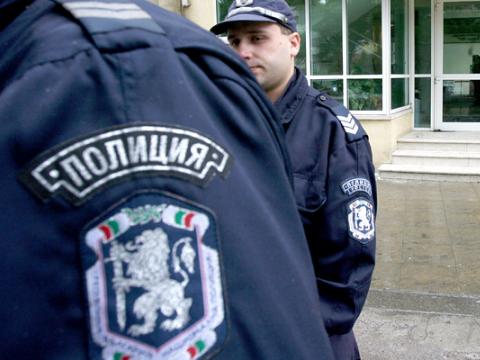 Скъсани кубинки пред МВР