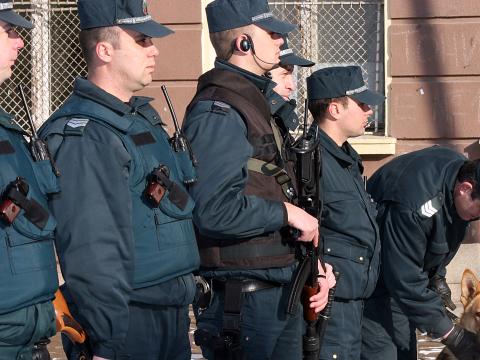 Полицаите пият по „една вода” 