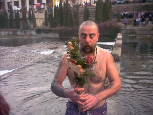 Плевенчанин извади кръста в Троян