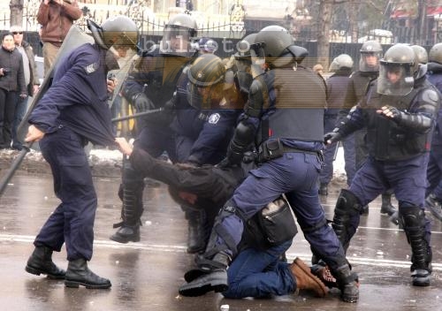 Завеждат дела срещу полицаите, били протестиращите