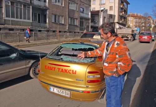 Огромен камък потроши такси 