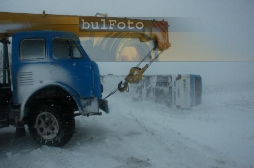 Вятър до 100км/ч, затвориха главни пътища в Сливенско 